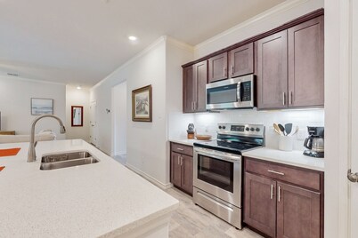 Comfortable open concept home with full kitchen, internet and W/D