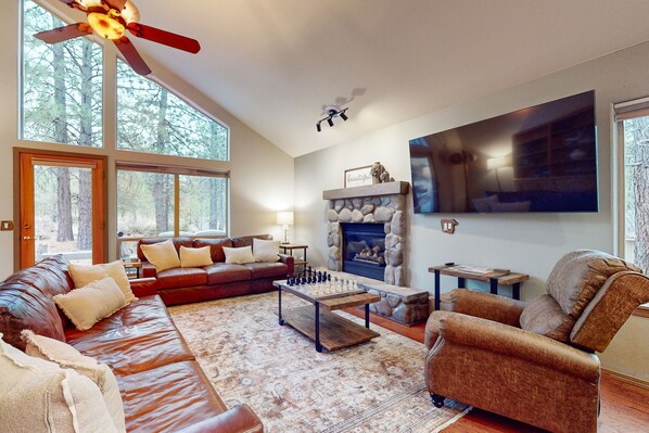 TV, lareira, mesa de pingue-pongue