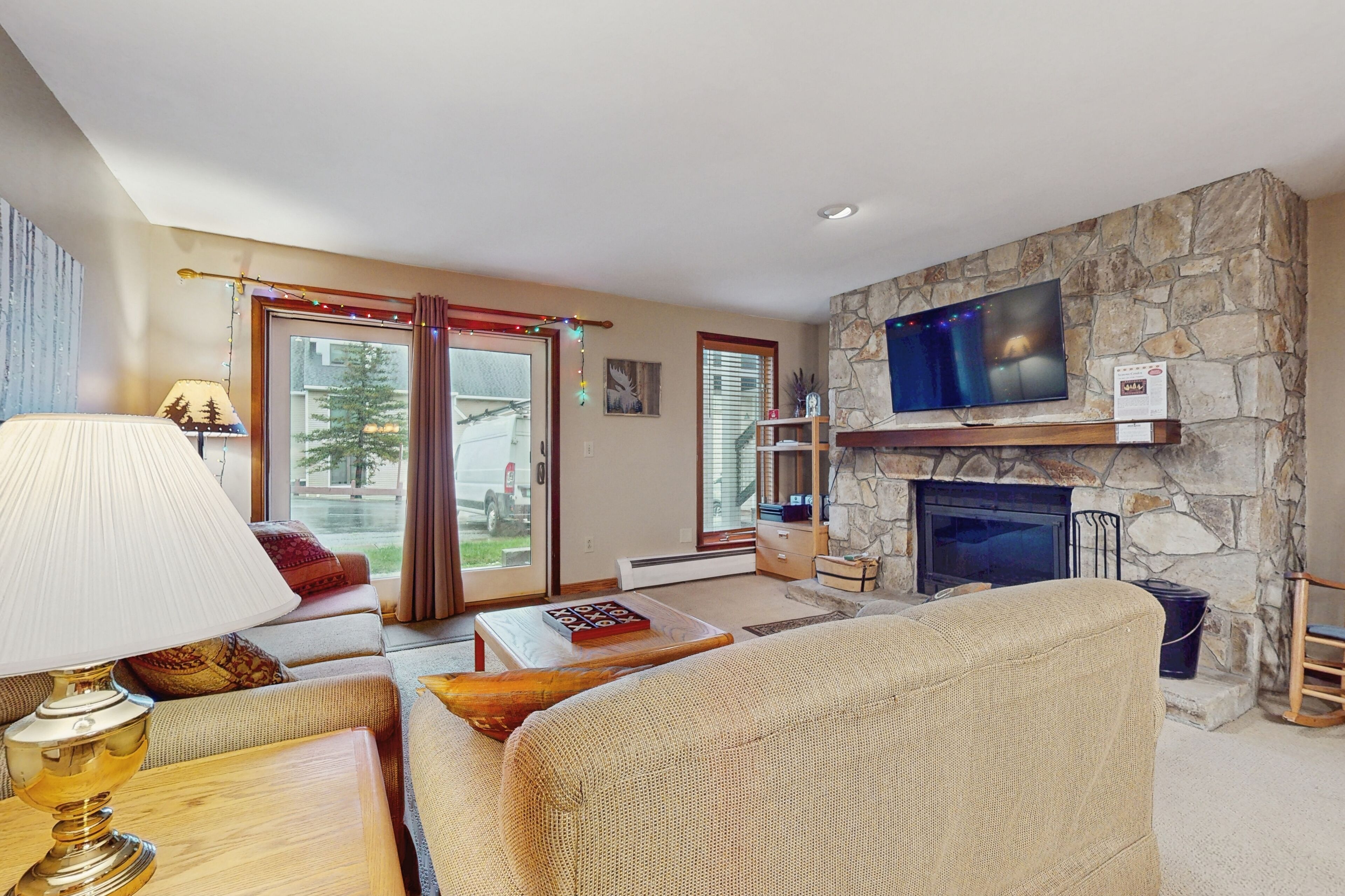 Télévision, cheminée, baby-foot, table de tennis de table