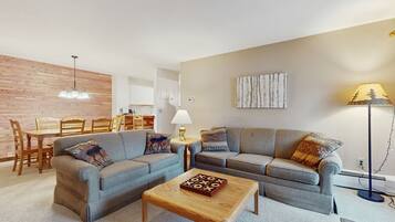 Televisión, chimenea, futbolito y tenis de mesa
