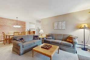 Televisión, chimenea, futbolito y tenis de mesa 
