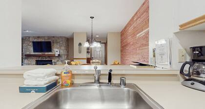 Ski-in/ski-out condo w/ deck, wood-burning fireplace, wifi, community amenities