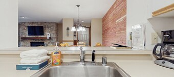 Ski-in/ski-out condo w/ deck, wood-burning fireplace, wifi, community amenities