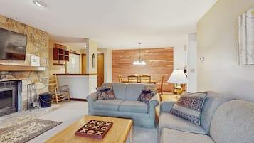 TV, caminetto, tavolo da calcetto, tavolo da ping pong