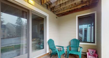 Ski-in/ski-out condo w/ deck, wood-burning fireplace, wifi, community amenities