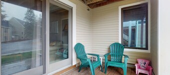 Ski-in/ski-out condo w/ deck, wood-burning fireplace, wifi, community amenities