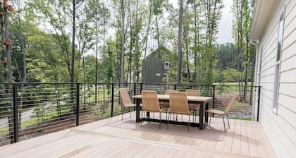 Spacious 5-bedroom farmhouse on 1.5 acres w/ private Deck & fast Wifi