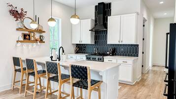 Micro-ondes, four, plaque de cuisson, lave-vaisselle