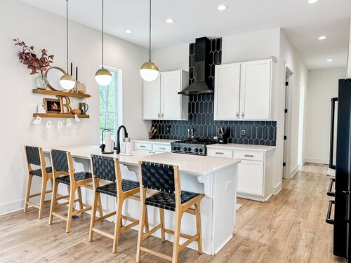 Spacious 5-bedroom farmhouse on 1.5 acres w/ private Deck & fast Wifi