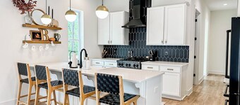 Spacious 5-bedroom farmhouse on 1.5 acres w/ private Deck & fast Wifi