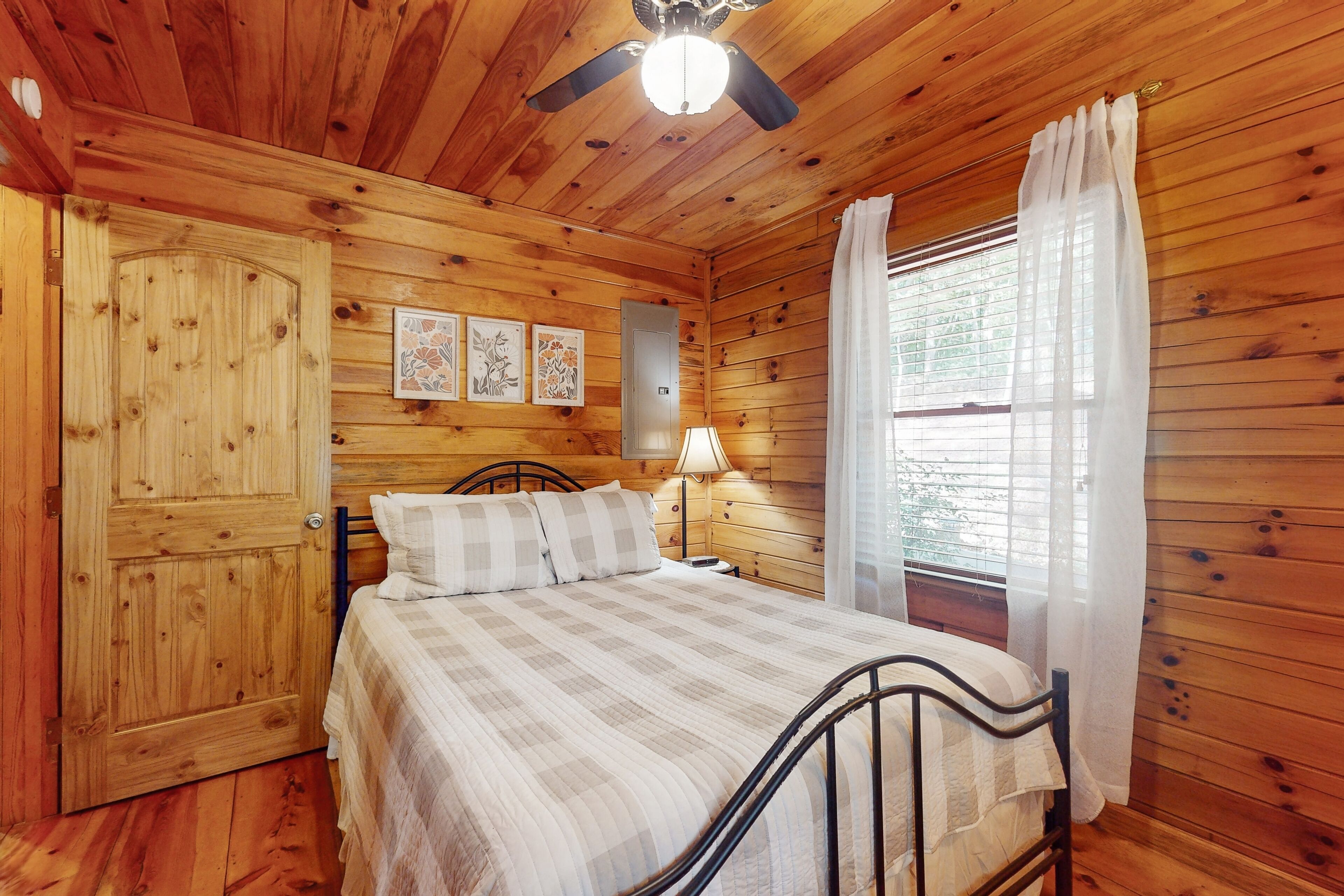 2 عدّة غرف نوم وخدمة الإنترنت وملاءات أسرّة