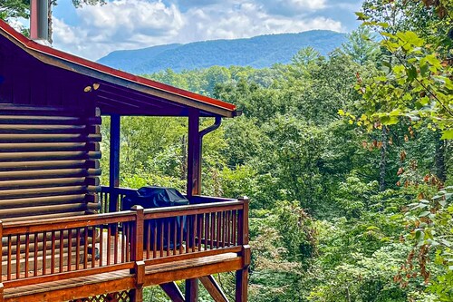 Modern cabin w/ wifi, hot tub + gorgeous mountain views
