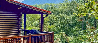 Modern cabin w/ wifi, hot tub + gorgeous mountain views