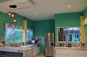 Mikrovågsugn, kaffe- och tebryggare och grytor/köksredskap