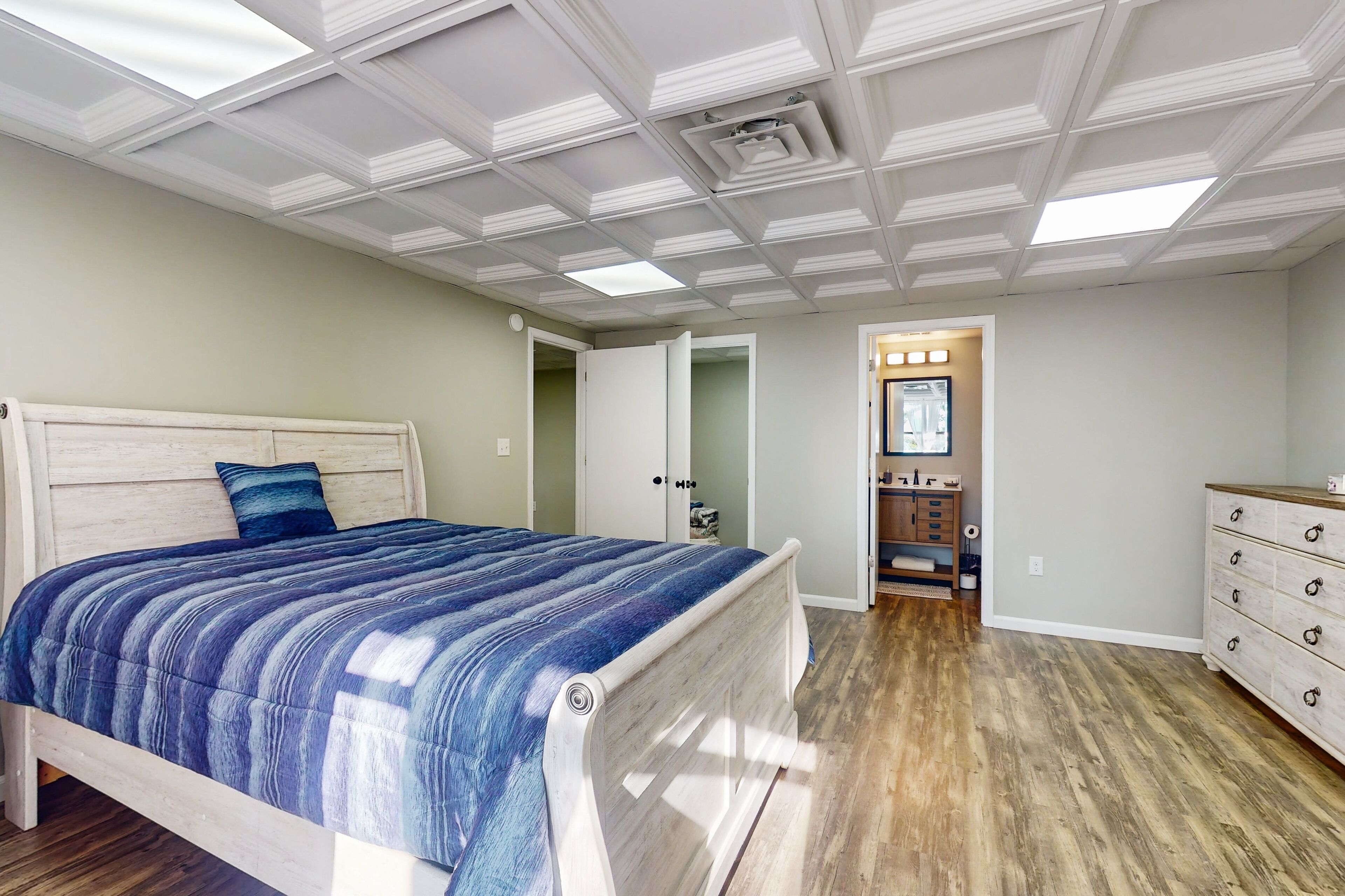 4 عدّة غرف نوم ومكواة/لوح كي وواي فاي وملاءات أسرّة