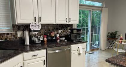 The Carol Stream Casa - Luxury Large Home, 7 bds, 75" and 65" TVs, Workspace