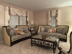 Smart-TV, Tischfußball, Tischtennisplatte, Drucker