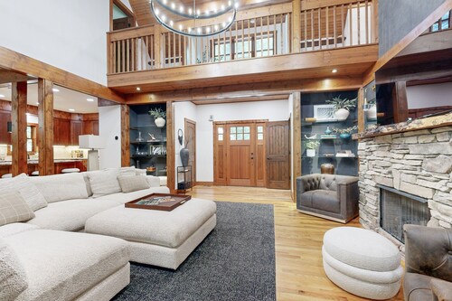 Charming house in Brevard with heated outdoor pool, tennis court, and a gym