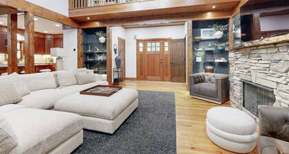 Charming house in Brevard with heated outdoor pool, tennis court, and a gym