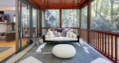 Charming house in Brevard with heated outdoor pool, tennis court, and a gym