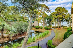 Property grounds - 2nd floor Coastal Condo, pool, tennis and close to beach (Hilton Head)