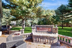 Property grounds - Stunning home w/ hot tub, wet bar, theater room, pool table, near golf & lakes (Arkdale)