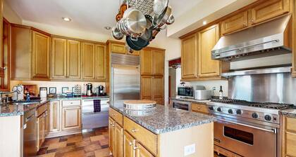 Stunning home w/ hot tub, wet bar, theater room, pool table, near golf & lakes