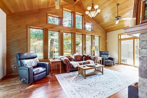 Stunning home w/ hot tub, wet bar, theater room, pool table, near golf & lakes