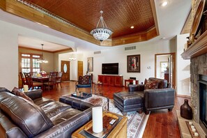 Televisión, chimenea y reproductor de DVD 