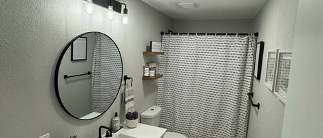 Serviettes fournies, savon, papier toilette
