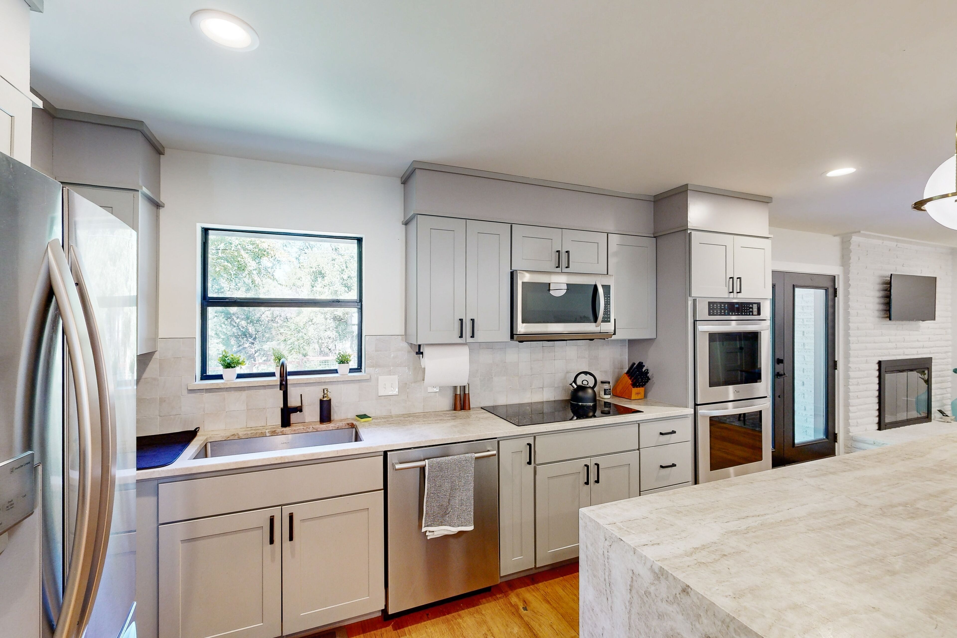 冰箱、微波炉、烤箱、炉灶