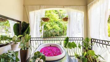 Indoor spa tub