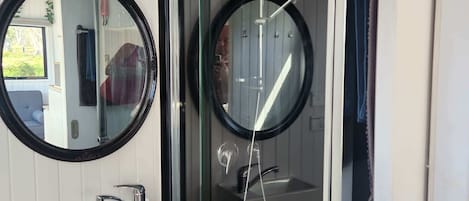 Dusche, Haartrockner, Handtücher