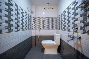 Camera Deluxe, vista spiaggia | Bagno | Doccia, soffione a pioggia, set di cortesia gratuito, asciugamani