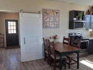 Fridge, microwave, oven, stovetop - New, luxurious, amazing view, Elk Cabin (MACKAY)