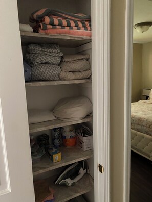 4 chambres, fer et planche à repasser, Wi-Fi gratuit, draps fournis