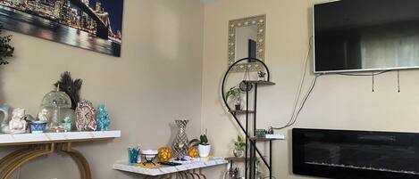 Smart TV, fireplace, stereo