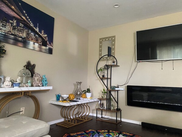 Smart TV, fireplace, stereo