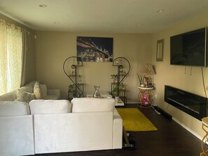 TV connectée, cheminée, chaîne hi-fi