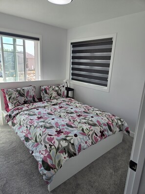 3 habitaciones, escritorio y tabla de planchar con plancha 