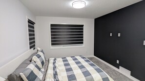 3 habitaciones, escritorio y tabla de planchar con plancha 