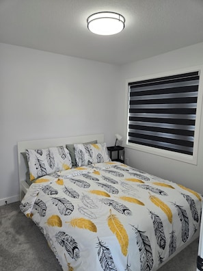 3 habitaciones, escritorio y tabla de planchar con plancha 