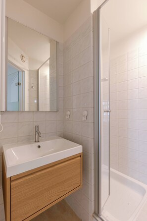 Shower, hair dryer, towels