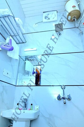 Deluxe Double Room | Bathroom | Shower, slippers, towels, soap - Hotel Pleasure Haveli (Jaisalmer)