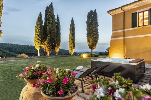 Elegant historic residence in the hills of Val d'Orcia