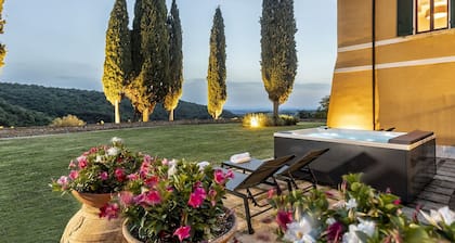 Elegant historic residence in the hills of Val d'Orcia