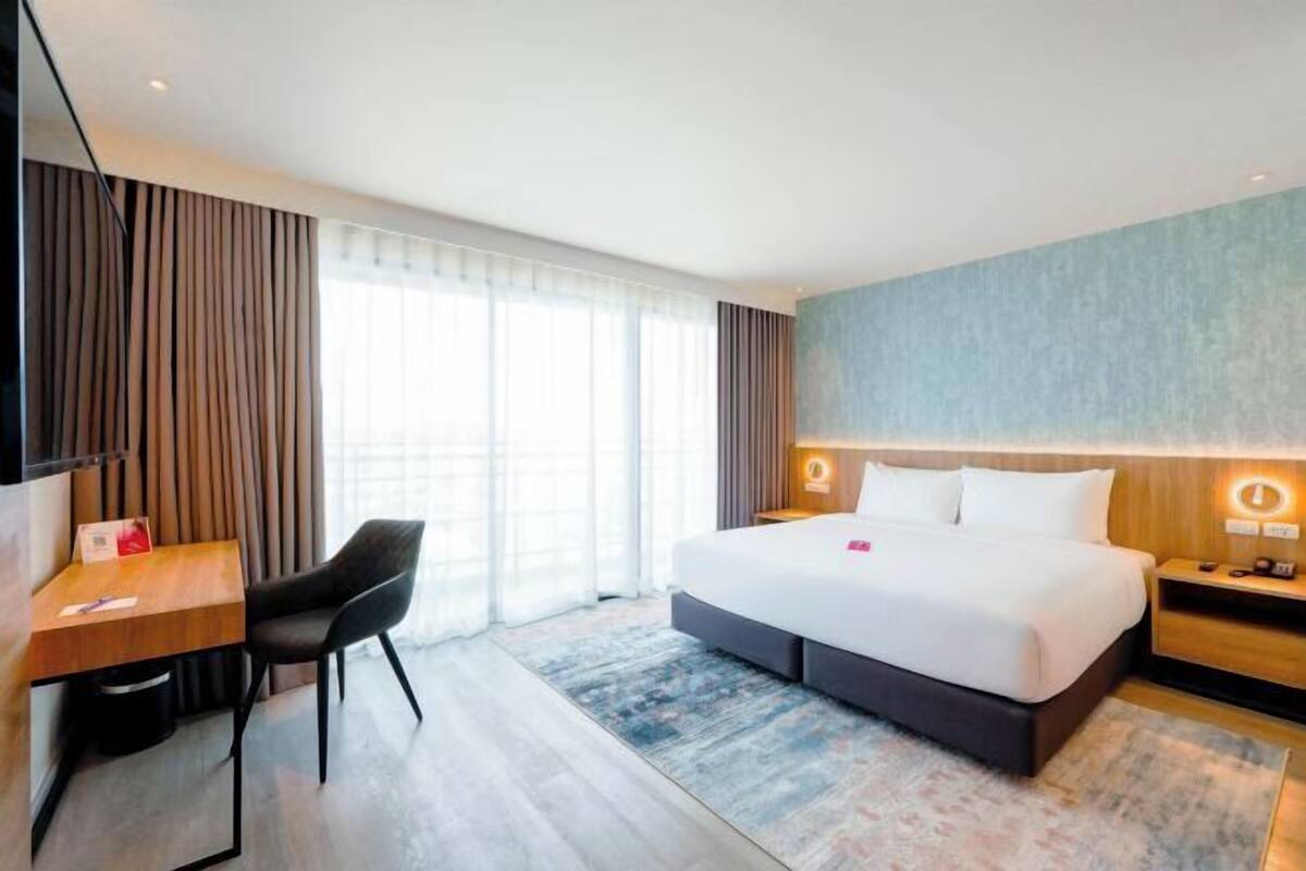 In-room safe, WiFi (free), bed sheets