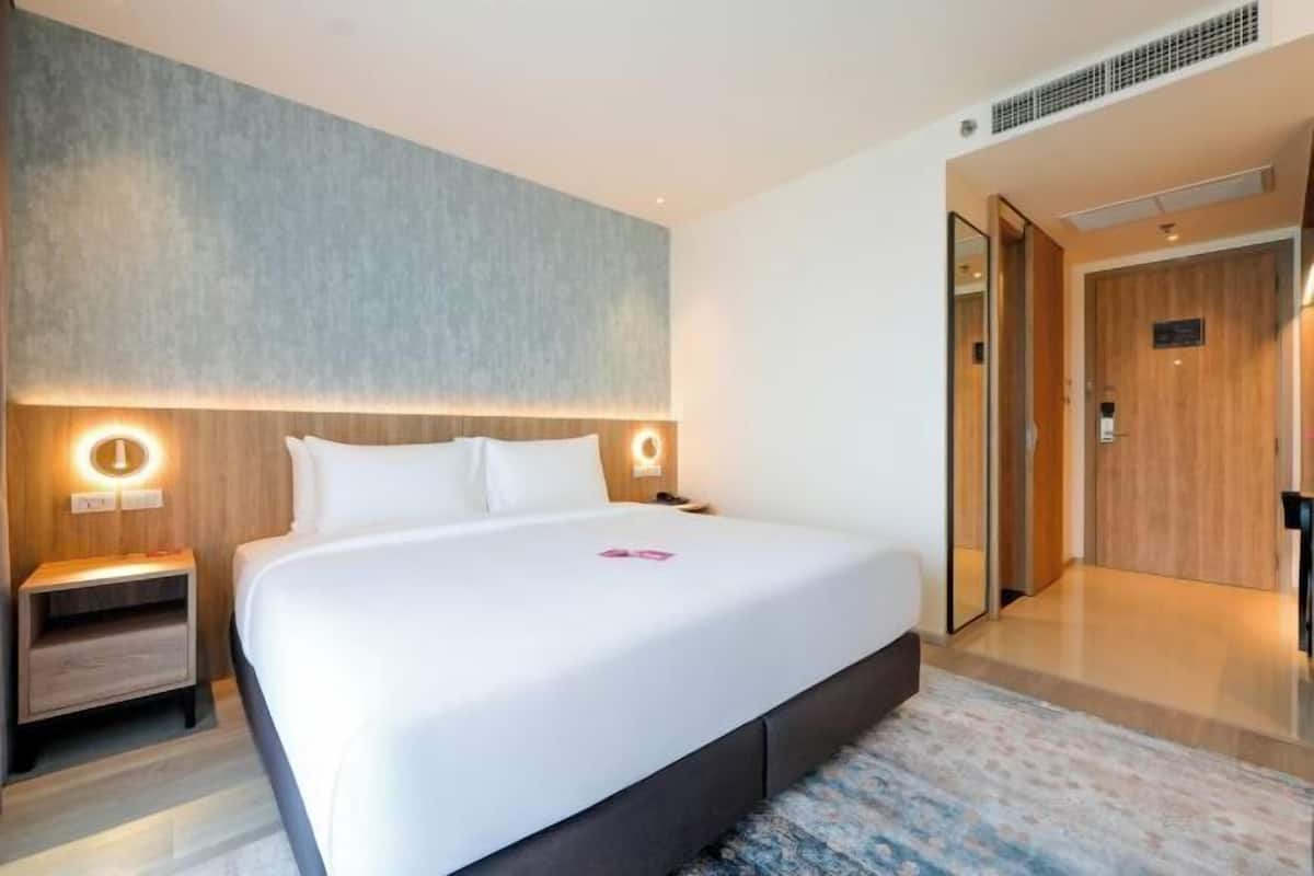 In-room safe, WiFi (free), bed sheets