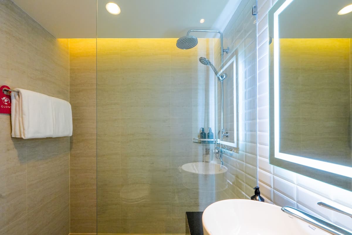 Dusch, hårtork, tofflor och handdukar