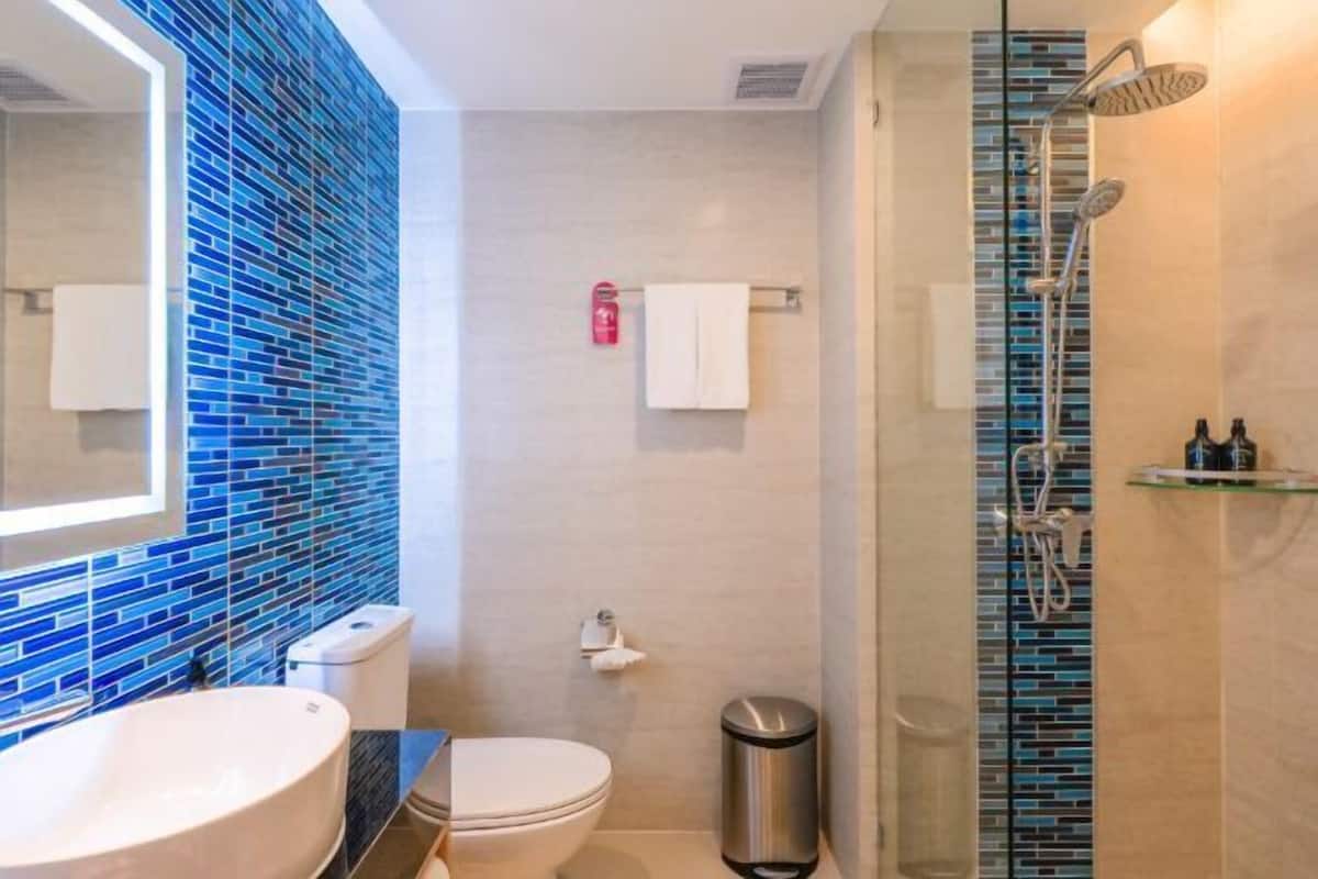 Dusch, hårtork, tofflor och handdukar